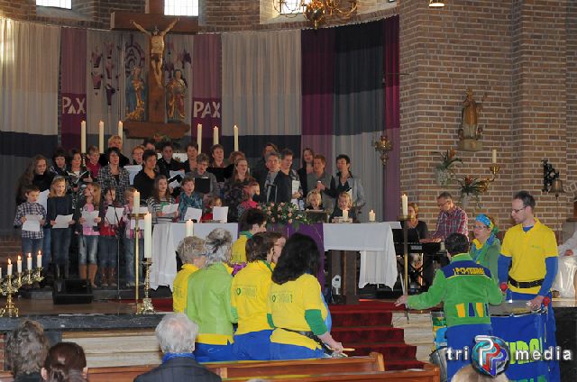 Foto: Marijke Peters - Postura luistert heilige mis in Haelen op